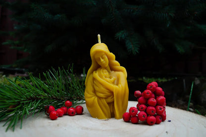 Natūralaus bičių vaško žvakė Motinos laikančios kūdikį formos.