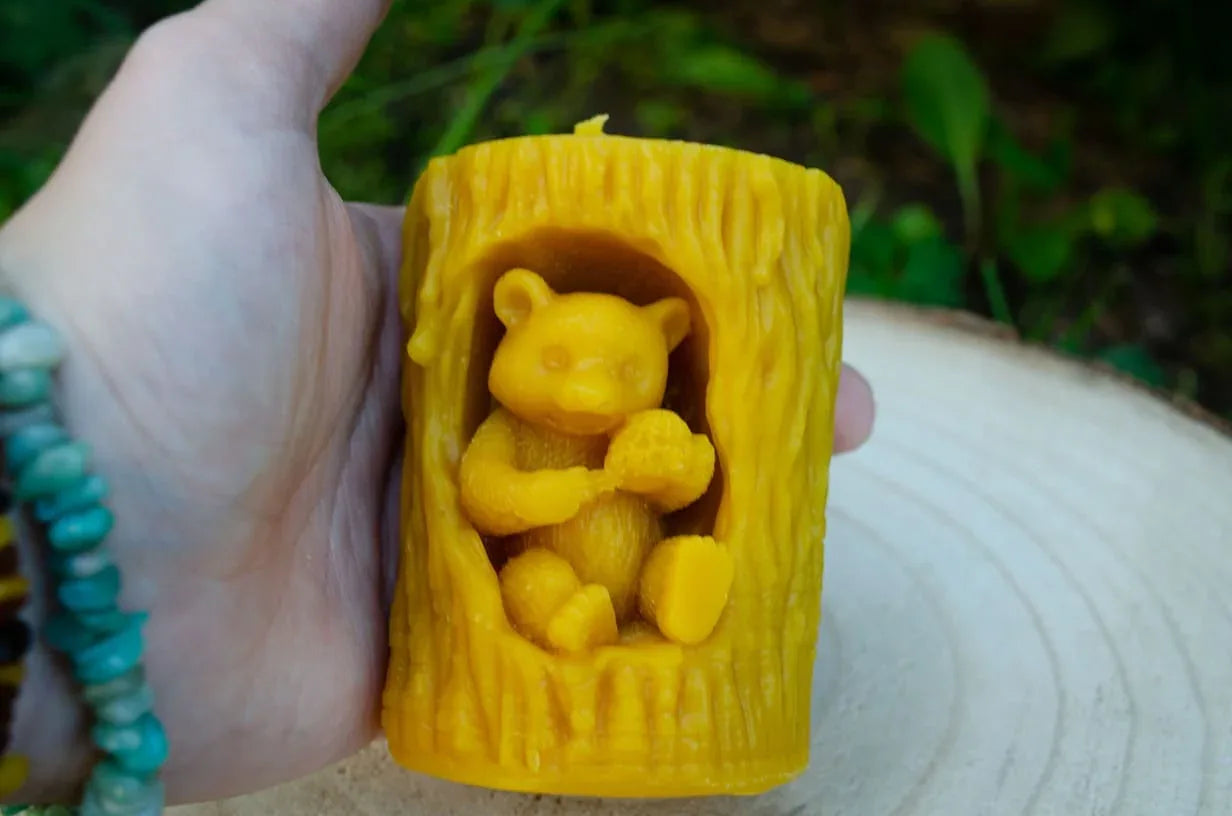 Bičių vaško žvakė "Meška medyje" - Melora