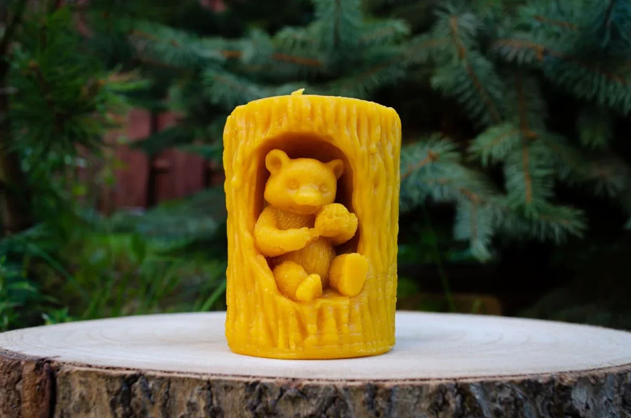 Bičių vaško žvakė "Meška medyje" - Melora