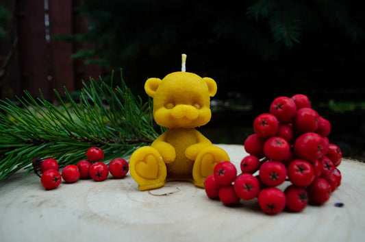 Bičių vaško žvakė "Meškiukas su širdelės pėdutėmis" - Melora