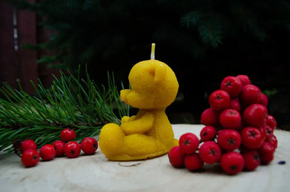 Bičių vaško žvakė "Meškiukas su širdelės pėdutėmis" - Melora