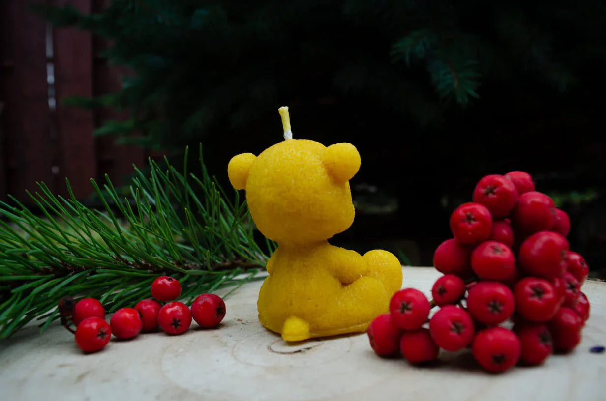 Bičių vaško žvakė "Meškiukas su širdelės pėdutėmis" - Melora