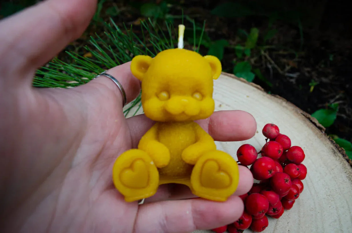 Bičių vaško žvakė "Meškiukas su širdelės pėdutėmis" - Melora