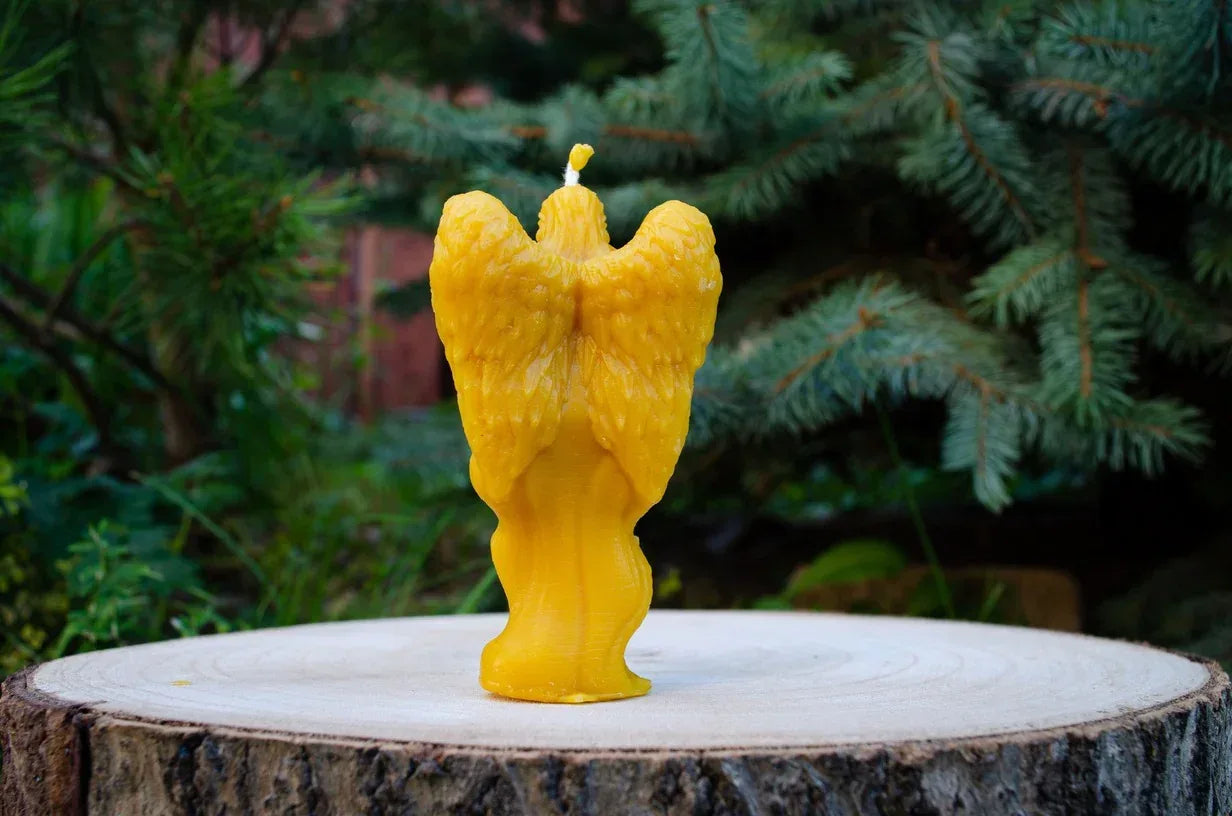 Didelė moters angelo žvakė poastatyta nugara į žiūrovą.