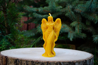 Moters angelo žvakė pastatyta ant kelmo