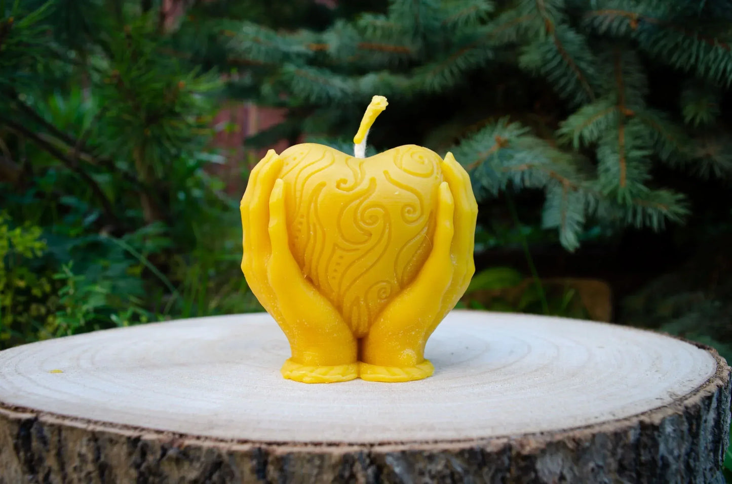 Bičių vaško žvakė "Širdis delnuose" - Melora