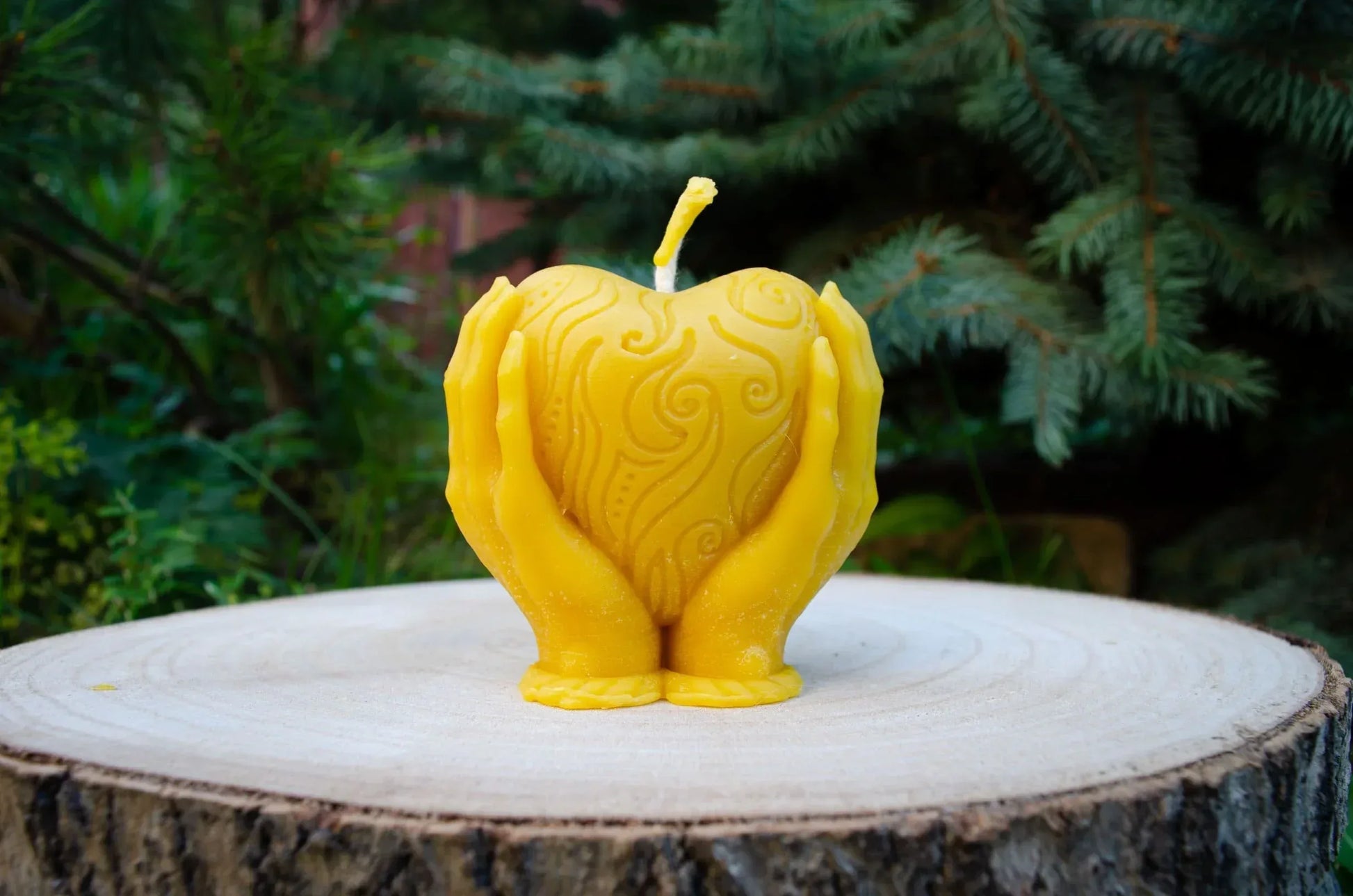 Bičių vaško žvakė "Širdis delnuose" - Melora