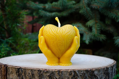 Bičių vaško žvakė "Širdis delnuose" - Melora