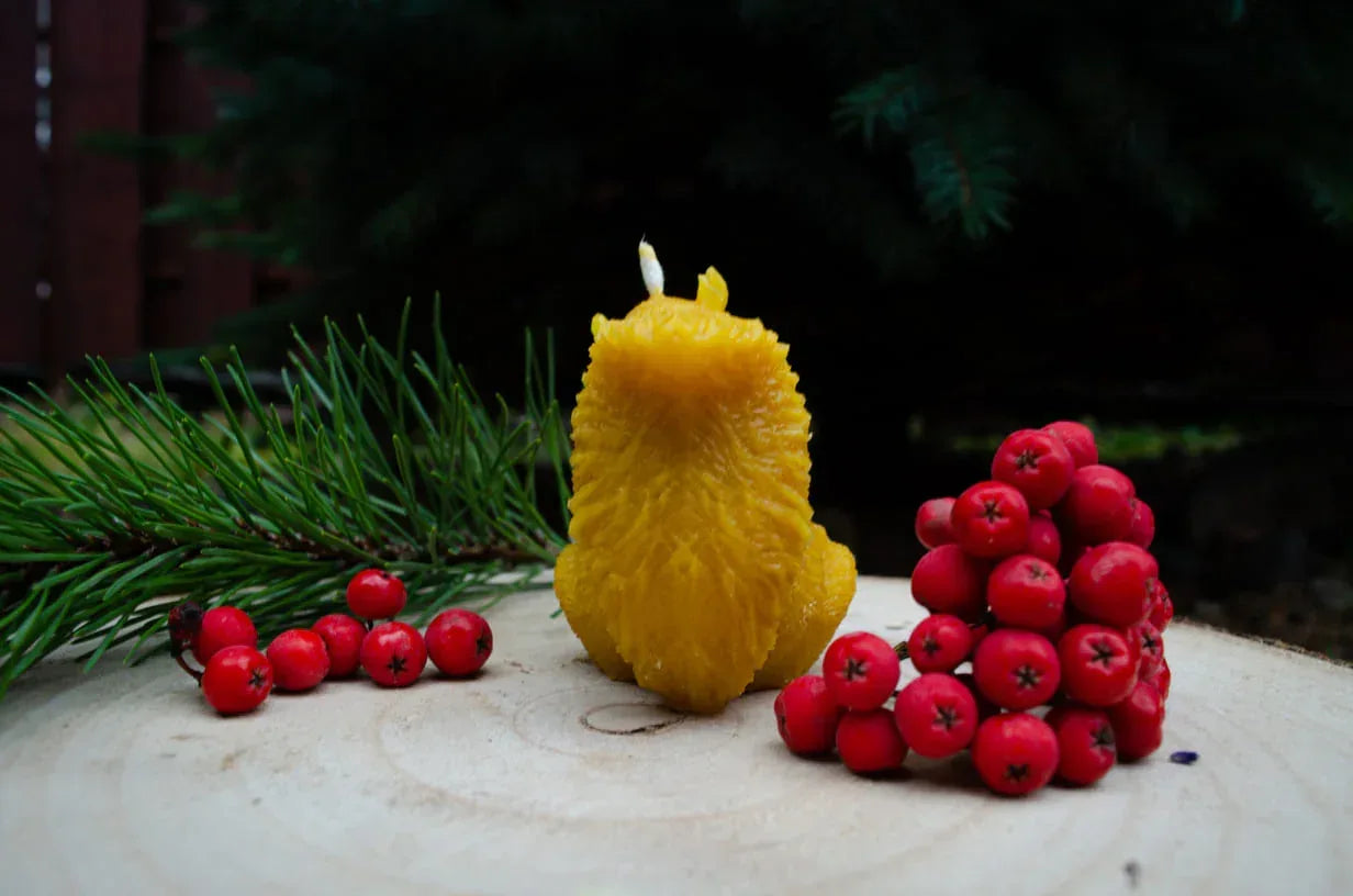 Natūralaus bičių vaško žvakė voverės formos atsukta nugara.