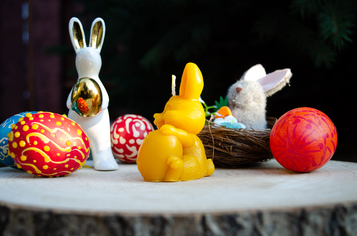 Bičių vaško žvakė "Kiškutis su velykiniu kiaušiniu"