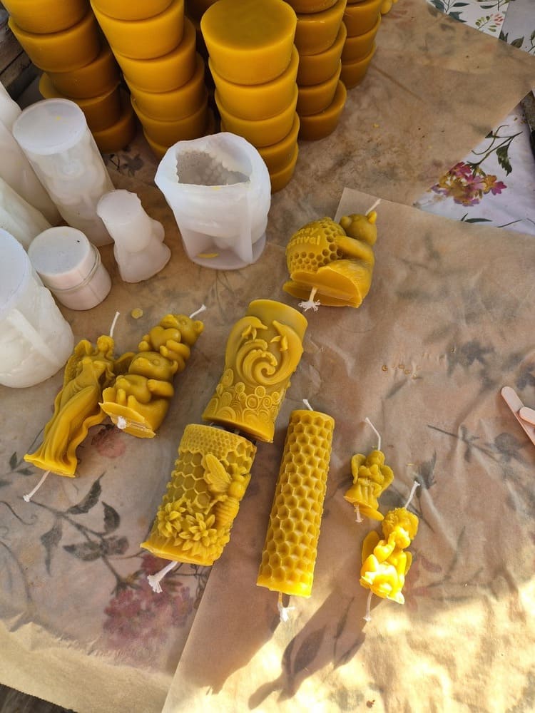 Nuotraukoje vaizduojamos paguldytos sustingosios bičių vaško  žvakės.